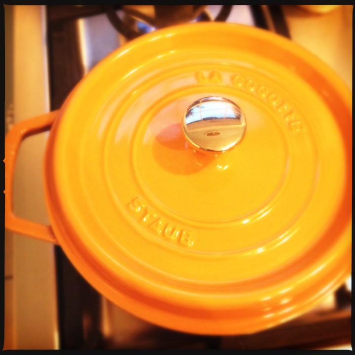 Color of Saffron: STAUB&nbsp;22cm